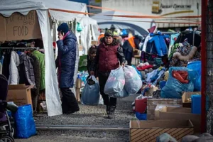 Campo de refugiados que huyen de la guerra en Ucrania por la frontera con Eslovaquia.PETER LAZARAFP